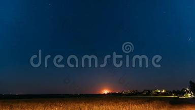 东欧白俄罗斯村庄上空月亮的延时。 在村庄或